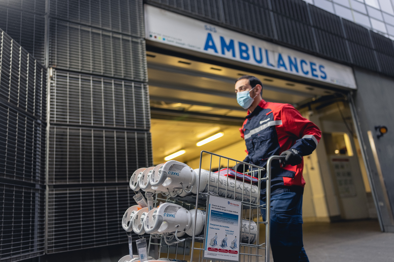 Technician delivering medical gases 1