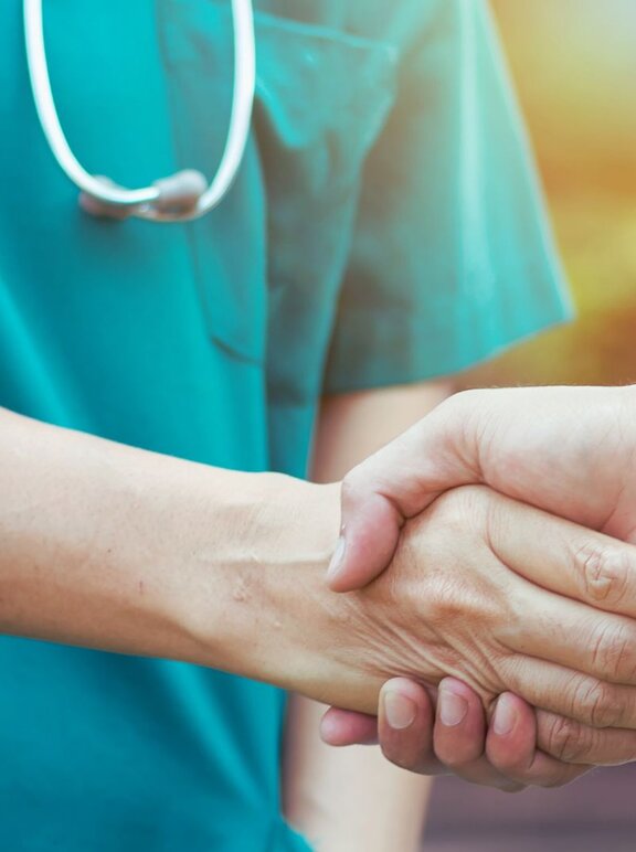 Docteur serrant la main d'un professionnel de santé