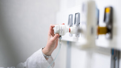 Infirmière contrôlant un débitmètre