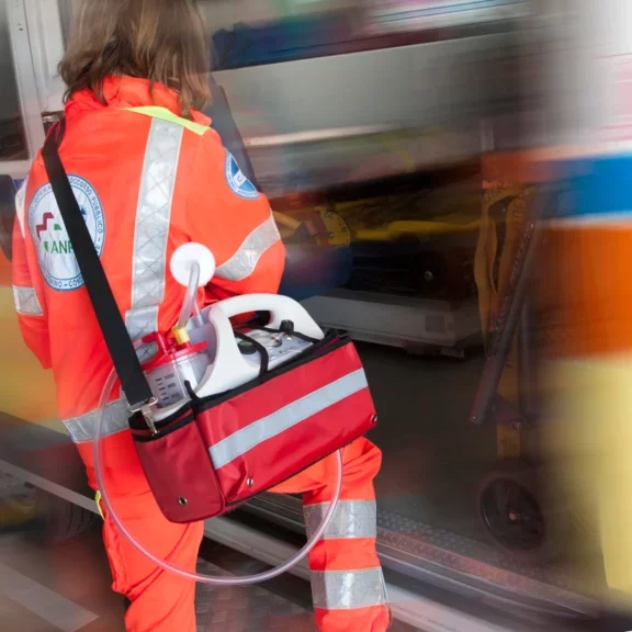 Une secouriste portant une unité d'aspiration Aidal Emergency - Air Liquide Santé France