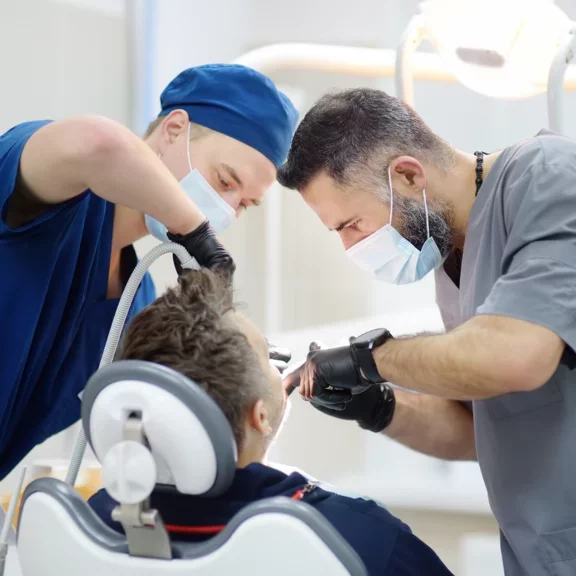 Chrirugien-dentiste en train de sédater un patient