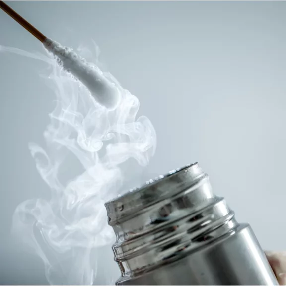 Coton plongé dans l'azote liquide médical