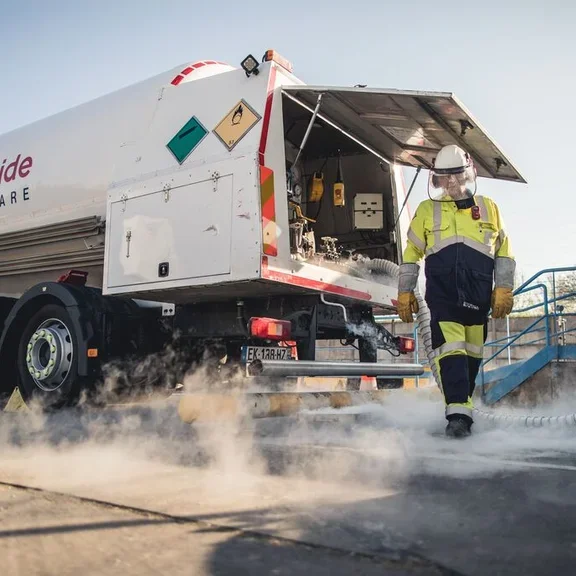 Remplissage d'une cuve, camion Air Liquide Santé France