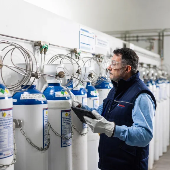 Technicien contrôlant les bouteilles de gaz médicaux