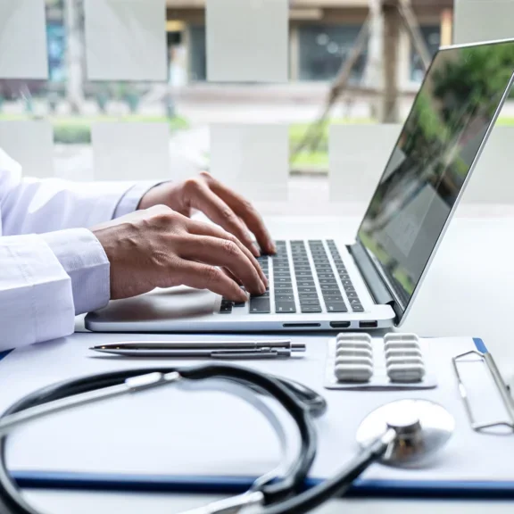 Médecin ou pharmacien vérifiant son installation en ligne - Air Liquide Santé France