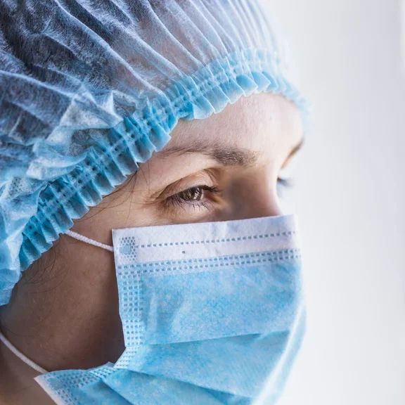 Médecin portant un masque